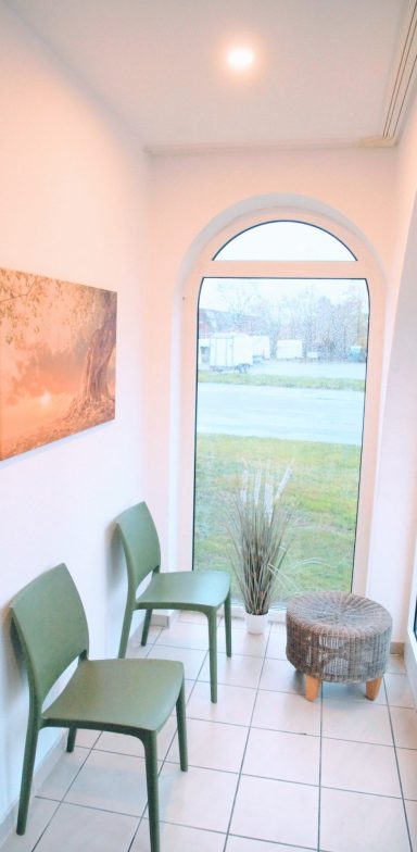 Freundlicher Eingangsbereich mit zwei Stühlen