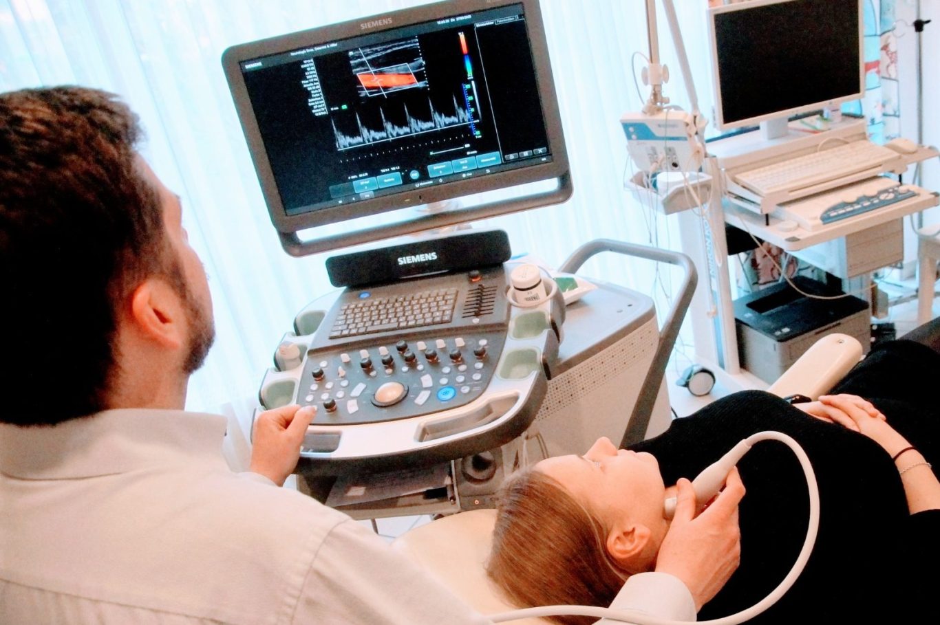 Arzt bei einer Ultraschalluntersuchung
