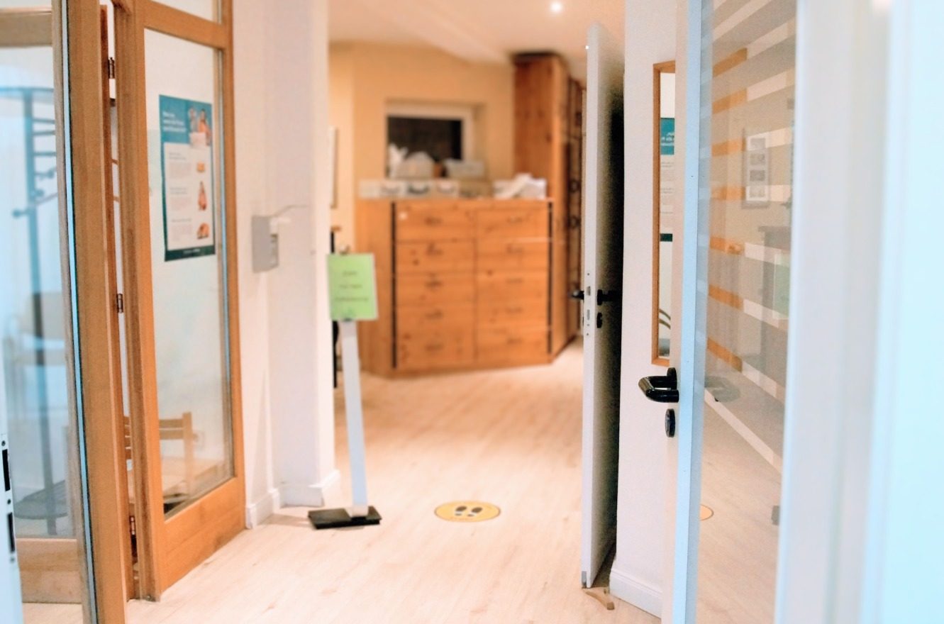 Heller Eingangsbereich mit offenen Türen